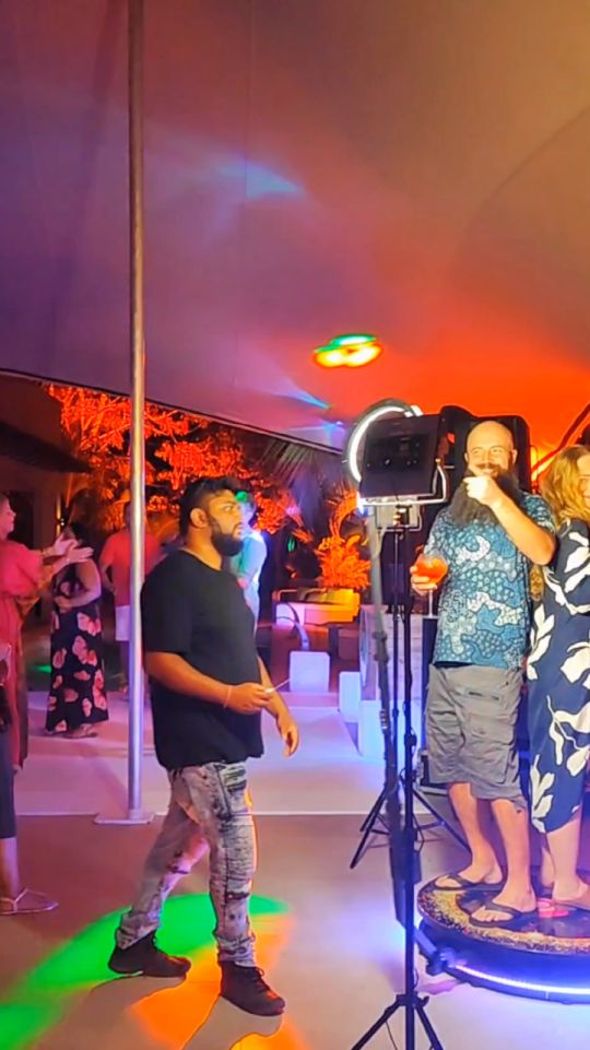 Showreel of 360 spin videos from events in Mauritius: guests posing and dancing on the platform, in slow motion